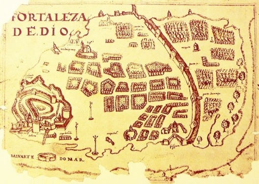 “Fortaleza de Dio”, ilustração existente no Atlas Miscelânea (c. 1615-1622) da autoria de Manuel Godinho de Herédia [“Portugaliae Monumenta Cartographica”, publicado por Armando Cortesão e Avelino Teixeira d]