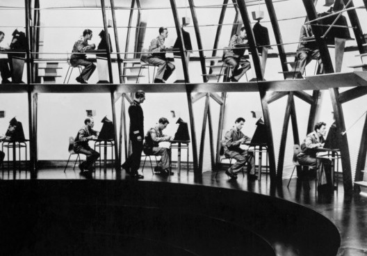 Fotograma de “1984”, filme britânico baseado no livro homônimo de George Orwell, direção de Michael Anderson, com Edmond O'Brien, Michael Redgrave e Jan Sterling, Reino Unido, 1956<br />Foto divulgação 