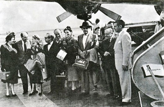 Josep Luis Sert, Ise Gropius, Walter Gropius, Paul Linder y Fernando Belaúnde Terry, aeropuerto Jorge Chávez, Lima, 1953<br />Foto divulgação  [Acervo Dr. Joaquín Medina Warmburg, Cátedra Walter Gropius UBA/DAAD]