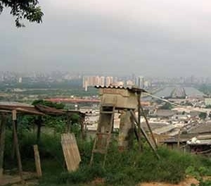 Edificios corporativos en la margen del Rio Pinherios, Sao Pablo. Vista desde la favela Morro do Jaguaré<br />Foto Rein Geurtsen Workshop Rios Urbanos, 2003 