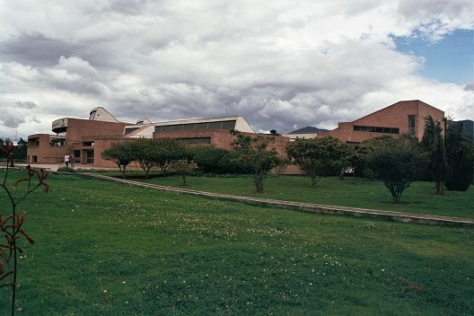 Biblioteca Virgilio Barco, Bogotá. Arq. Rogelio Salmona, 2001<br />Foto Maria Claudia Levy 