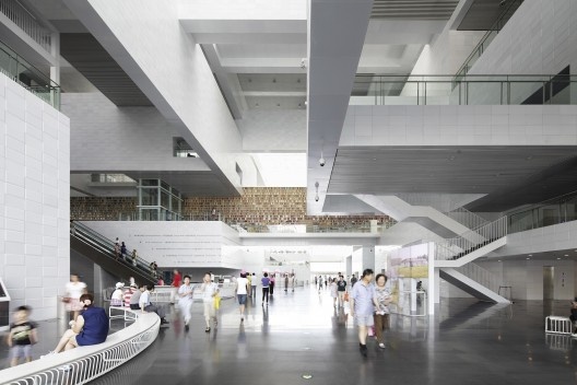 Biblioteca de Tianjin, Tianjin, China, 2012. Arquiteto Riken Yamamoto<br />Foto cortesia Nacasa & Partners  [Pritzker Prize]
