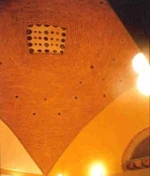  Bóveda en sala de espera, sobre 4 directrices curvas y simétricas. (6x6 m). Los puntos que se observan son burbujas y rodajas de vidrio soplado, con diferentes colores. Clínica popular en San Luis de La Paz, Guanajuato. 1998