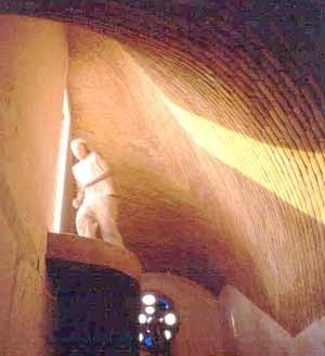  Bóveda sobre escalera. La diferencia entre su punto más alto y más bajo es de 3.40 m. Clínica Popular en La Villa, D. F. 1998