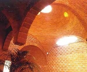  Unión de dos cúpulas bizantinas con columna hacia arriba a tracción. En su unión las directrices son dos ángulos comerciales de 2”x2”x1/8” pegados de espalda. Y en este caso recubiertos con ladrillo. Clínica Popular en La Villa, D. F. 1992 y 1998