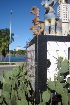 Monumento A Pedra do Reino, no Parque Solon de Lucena, com artefatos à prova de vandalismo que se misturam à obra de arte, tornando-a agressiva<br />Foto Patrícia Alonso de Andrade, 2010 
