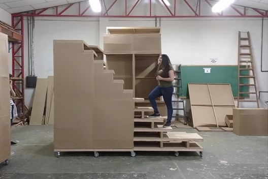 Demonstração do uso dos carrinhos: escada para acessar área de trabalho<br />Foto Maria Isabel Imbronito 