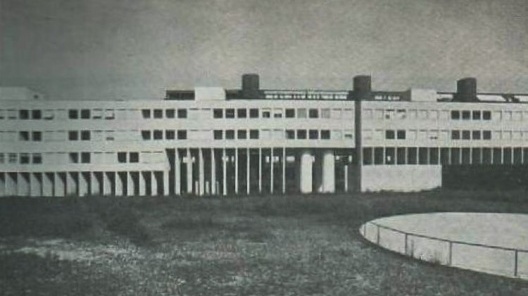Figura 1: Conjunto Habitacional Gallaratese (1969-1973), Milão - Itália. Aldo Rossi.  [Revista AU, 1987]