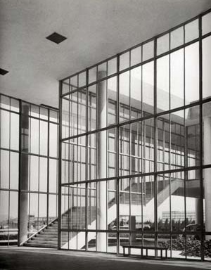 FAU-UFRJ, hall principal e escada de acesso à biblioteca