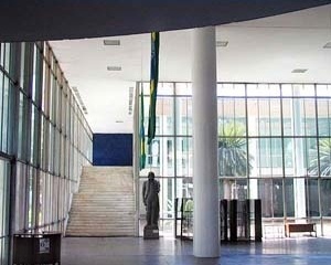 FAU-UFRJ, hall principal e escada<br />Foto Butikofer & de Oliveira 