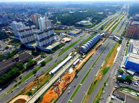 Estação típica do metrô de superfície de Salvador, arquitetos João Batista Martinez Corrêa e Beatriz Pimenta Corrêa<br />Foto divulgação  [JBMC Arquitetura & Urbanismo]