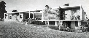 Casa do arquiteto em São Paulo, Oswaldo Bratke, 1953. Goodwin, em 1943, insinua e Hitchcock, em 1958, reafirma a existência de uma arquitetura moderna brasileira ‘aberta’ característica do ‘novo mundo’ na mais pura tradição wrightiana