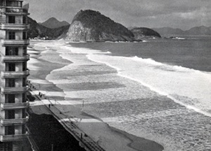 Persitz publica na L’Aujourd’hui foto de Kidder-Smith, originalmente publicada no livro de Goodwin, de 1943, exemplificando a ausência de normas urbanas disciplinadoras no Rio de Janeiro