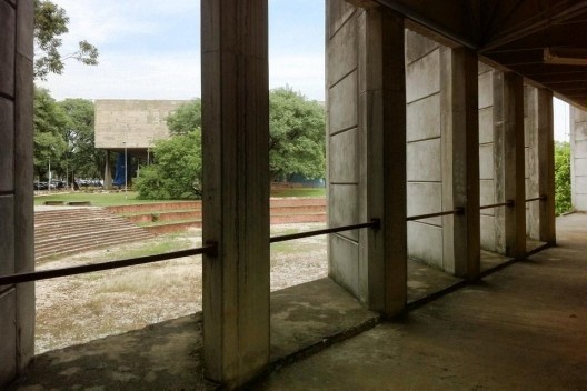Oficina de Modelos, 12 de fevereiro, manhã, as equipes de alunos das FAUs USP e Mackenzie já iniciaram os trabalhos no LAME<br />Foto Abilio Guerra 