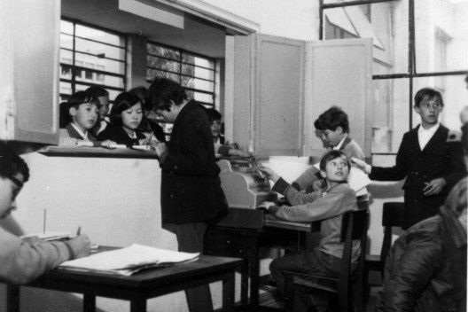 Experiência de ensino vocacional, cantina gerenciada pelos alunos, 1969<br />Foto divulgação  [Documentário “Vocacional, uma aventura humana”, direção de Toni Venturi]