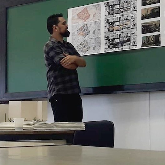 End Fernandes apresentando o trabalho final de graduação “Direito à Cidade – democratizar o centro com habitação de interesse social”<br />Foto divulgação 