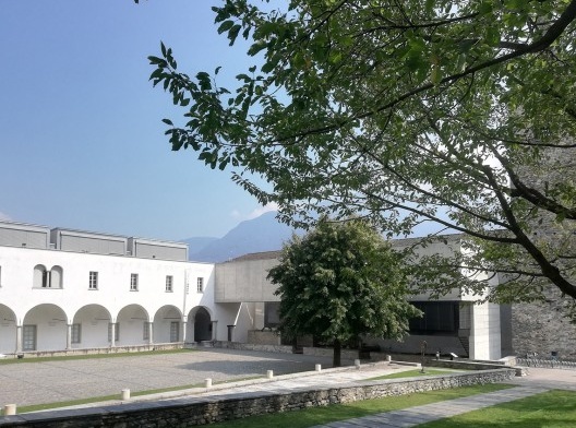 Convento de freiras agostinianas em Monte Carasso, Suíça, 1981-1984. Intervenção do arquiteto Luigi Snozzi<br />Foto Flautor  [Wikimedia Commons]