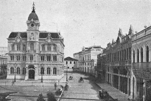 Vista da Praça Municipal, em 1923: no centro, o Paço Municipal, e, à direita, as novas edificações após o realinhamento predial estabelecido na gestão de Candido de Abreu<br />Empreza Editora Brazil, 1923  [Estado do Paraná]