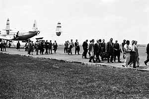 Os Congressistas estão chegando... Brasília. 17/09/1959<br />Foto Mario Fontenelli 