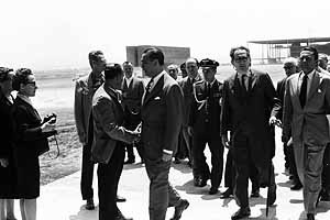 Chegada de Juscelino Kubitschek, assessores e demais autoridades para abertura do Congresso. 17/09/1959