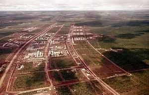Implantação e traçado viário da Asa Sul sobre o cerrado, demarcando as superquadras