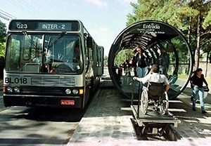 Ônibus Ligeirinho e estação-tubo, com elevador especial para deficientes físicos, Curitiba [IPPUC]