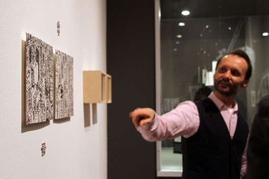 “Arquitetura do Desenho”, MCB, autor discutindo série “São Paulo em Quebra-cabeças”, sala 5, São Paulo, 2012. <br />Foto Zeuler Lima 