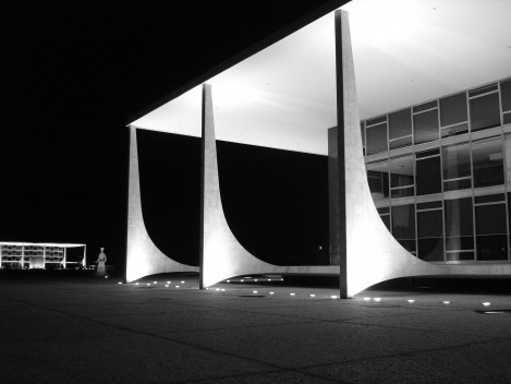 STF, o Planalto e suas colunas (Supremo Tribunal Federal e Palácio do Planalto)<br />Foto Eduardo Pierrotti Rossetti 
