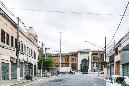 Conjunto de comércios de rua na região central de São Paulo. À esquerda, todos enquadrados no tema deste artigo. À direita, a mesma tipologia de comércio não recebeu notificação<br />Foto Rafael Ianni 