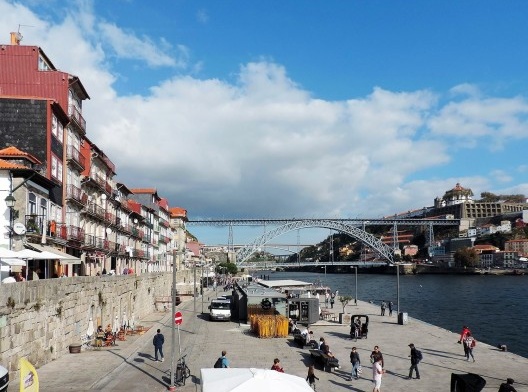 Porto, Ribeira, casario reabilitados junto ao rio Douro<br />Foto Andréa da Rosa Sampaio, 2015 