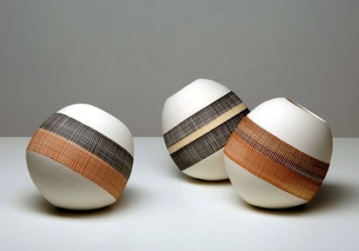 Piões, porcelana, Gilberto Paim, 2006<br />Foto Rômulo Fialdini 