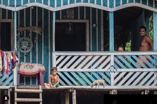 Varanda e palafitas<br />Foto Otavio Henriques @otaviohenriquess  [Narrativas Fotográficas / Instagram]