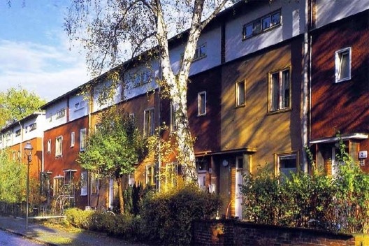 Casas Zehlendorf (Tipo II). Bruno Taut – Berlim, 1929-1932. Semelhanças com o Conjunto da Hípica: predominância da horizontalidade e jardins frontais [BINNEY, Marcus. Op. cit.]