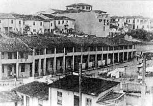 Vista interna dos cortiços (ao fundo o “Navio Parado”) [BONDUKI, Nabil. Origens da habitação social no Brasil, p. 68]