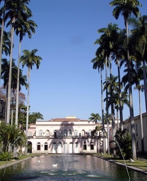 Fachada posterior do palácio da antiga sede da chancelaria brasileira no Rio de Janeiro: espelho d’água, cisnes e palmeiras imperiais<br />Foto Eduardo Rossetti, 2008 