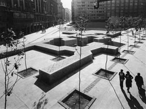 Monumento a los Fueros, 1980, Eduardo Chillida e Peña Ganchegui. Plaza de los Fueros, Vitoria, Espanha<br />Fonte: Website de Eduardo Chillida 