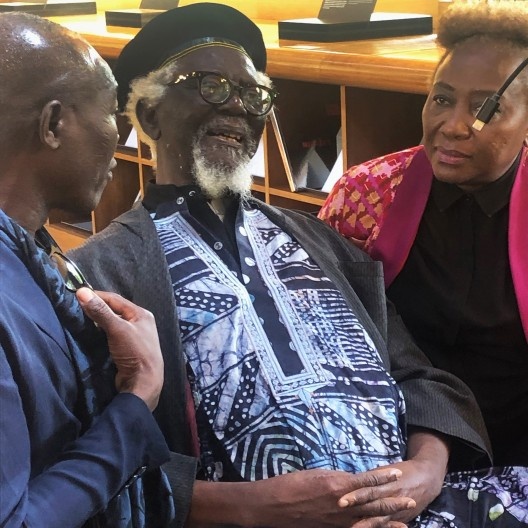 Demas Nwoko com A. Ugbodaga e o arquiteto Diébédo Francis Kéré, prêmio Pritzker 2022<br />Foto Francesco Del Brenna 