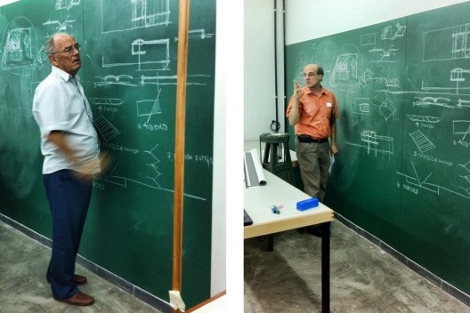 Oficina de Modelos, 13 de fevereiro, tarde, à esquerda, Marcos Acayaba e Tata Barossi comentando o projeto do MuBE<br />Fotos Abilio Guerra 