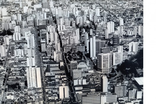 Área central de Curitiba na década de 1960. A verticalização acentuada localiza-se ao longo da rua XV de Novembro e nas suas adjacências, que convivem com casario histórico<br />Foto divulgação  [Biblioteca Pública do Paraná]
