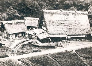 Fig. 7 – Vilarejo japones rural tradicional [Fonte: Tourist Lybrary 7. Japanese Architecture. Board of Tourist Industry. Japanese   Gov]