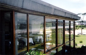 Detalhe da fachada do Parador com a cornija estilizada do terraço-jardim<br />Foto do autor 