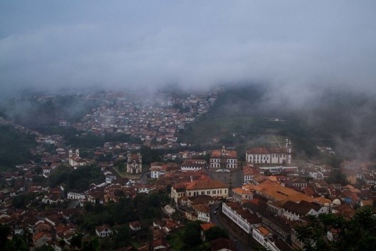 Vista parcial da cidade de Ouro Preto destacando-se ao centro a Praça Tiradentes, por onde passam os cortejos processionais<br />Foto Ane Souz, 2015 