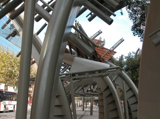 Avenida Icária, Barcelona. Arquiteto Enric Miralles <br />Foto Andrés Passaro 