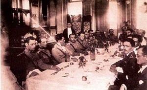 Comemoração da vitória de 1930 em Belém. O Governador Magalhães Barata é o segundo a esquerda [Acervo Cláudio LaRocque, 1998]