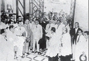 Cerimônia de inauguração do “Central Hotel” (1938), com as bênçãos do arcebispo de Belém [Acervo Claudio La Rocque]