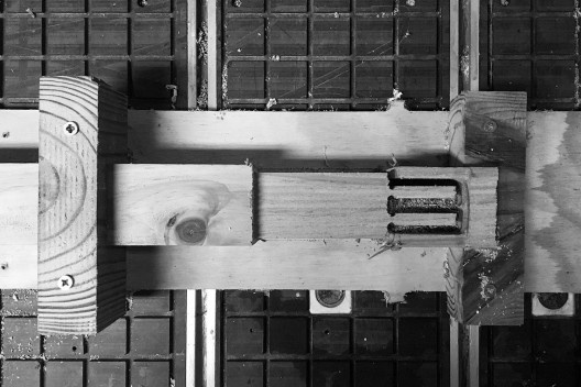 Sistema 3: detalhe do processo de corte e desbaste do bloco em pinus autoclavado 1500x70x70mm na CNC Router<br />Foto Lucas Di Gioia e Victor Cattete  [Acervo Fabricação, tectônica e projeto: catálogo de encaixes em madeira]