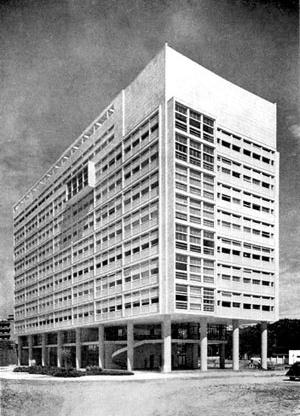 Instituto de Resseguros do Brasil, Rio de Janeiro, MMM Roberto, 1938-40 [Arquitetura Moderna no Brasil, Henrique E. Mindlin, p. 224]