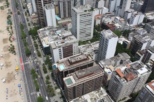Edifícios em Ipanema, com edificações com pilotis e mais quatro pavimentos e suas coberturas de 20% já ampliadas<br />Foto Rogerio G. Cardeman, 2008 