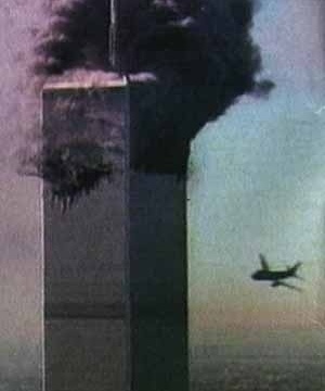 O segundo avião prestes a se chocar à outra torre do WTC