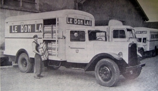 Processo de beneficiamento do leite: carregamento do produto no carro para distribuição do leite aos consumidores [CALASIS e PUTTE, 1966]